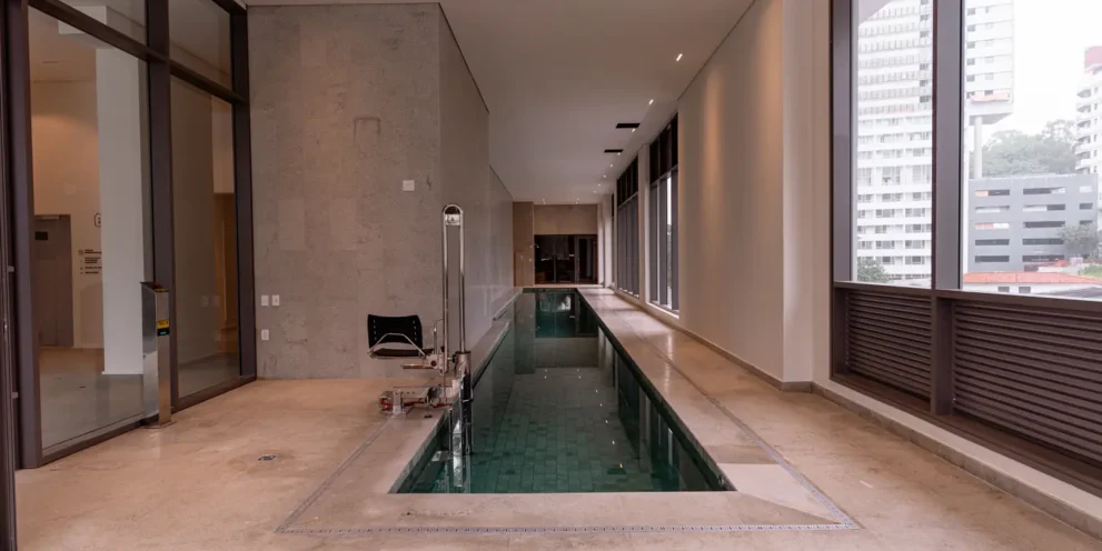Piscina coberta com raia de 25m