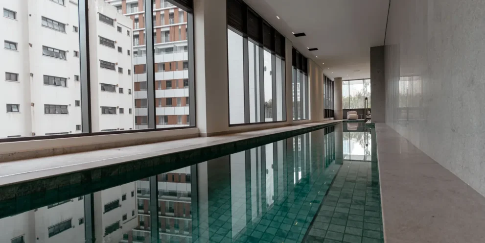 Piscina coberta com raia de 25m