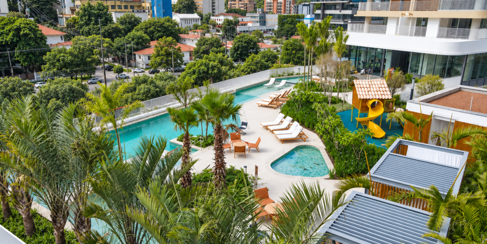 Complexo piscina e lounge externo