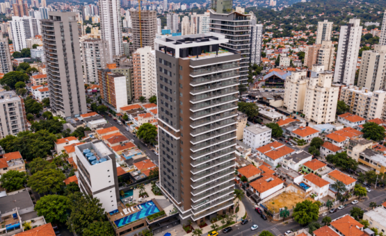 Vista Aérea de Torre Residencial e Cidade - Copia